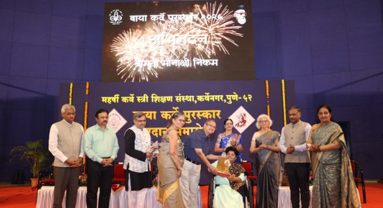 30 वा ‘बाया कर्वे पुरस्कार’ मीनाक्षी निकम यांना प्रदान
