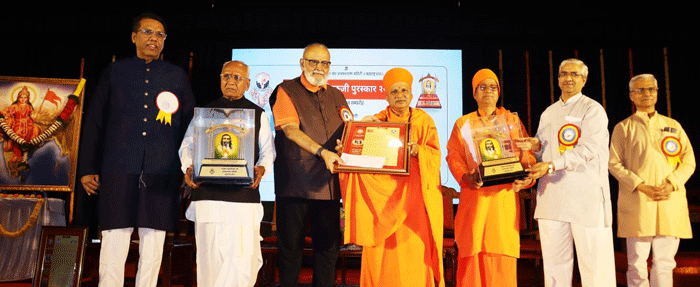 दादा लाड आणि महंत भारतभूषणदासजी महाराज यांना ‘श्रीगुरुजी पुरस्कार’ प्रदान