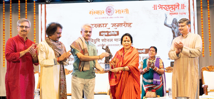 सोनल मानसिंग यांच्या हस्ते  यादव,  हसबनीस यांना  भरतमुनी  सन्मान  प्रदान