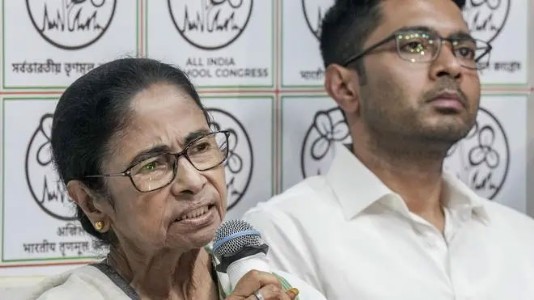 पराभवाकडून पडझडीकडे