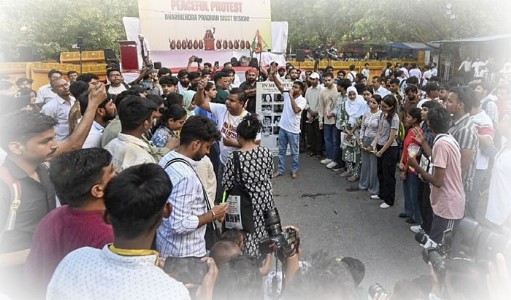 आंदोलनाआडून पेट(व)लेले गृहयुद्ध